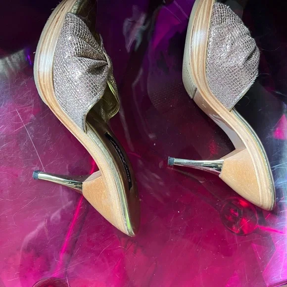 Betsey Johnson Polly rose gold slides, worn a couple of times✨ - Picture 4 of 8